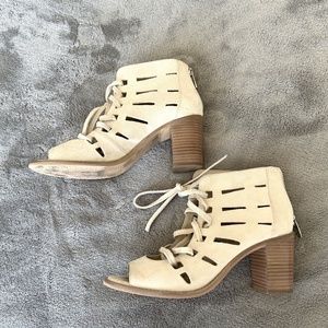 Vince Camuto block heel lace up suede sandal - size 6